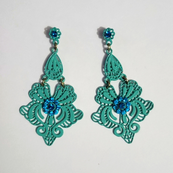 3 pairs of gold colored earrings. - Picture 4 of 4